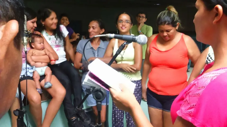 Coro durante gravação do álbum Nheengatu (Canções na Língua Geral Amazônica), no auditório da Ufopa (unidade Tapajós), em Santarém, em 01/2016. Foto de Elene Gomes.