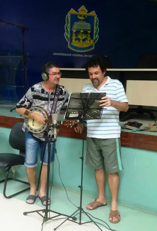 Paulinho Barreto no banjo, e Fábio Cavalcante, ensaiando a música antes da gravação para o álbum Nheengatu, no auditório da Ufopa (unidade Tapajós), em 06/03/2016.