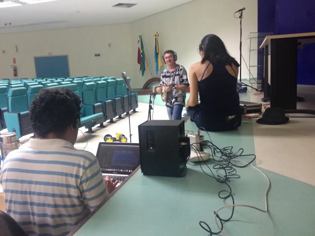 Paulinho Barreto gravando banjo para o álbum Nheengatu (Canções na Língua Geral Amazônica), no auditório da Ufopa (unidade Tapajós), em 06/03/2016.