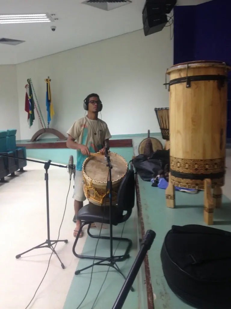 Eversón César gravando tambor para o álbum Nheengatu (Canções na Língua Geral Amazônica), no auditório da Ufopa (unidade Tapajós), em 06/03/2016.