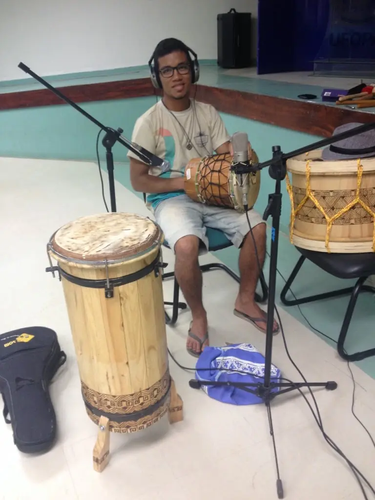 Eversón César gravando onça para o álbum Nheengatu (Canções na Língua Geral Amazônica), no auditório da Ufopa (unidade Tapajós), em 06/03/2016.