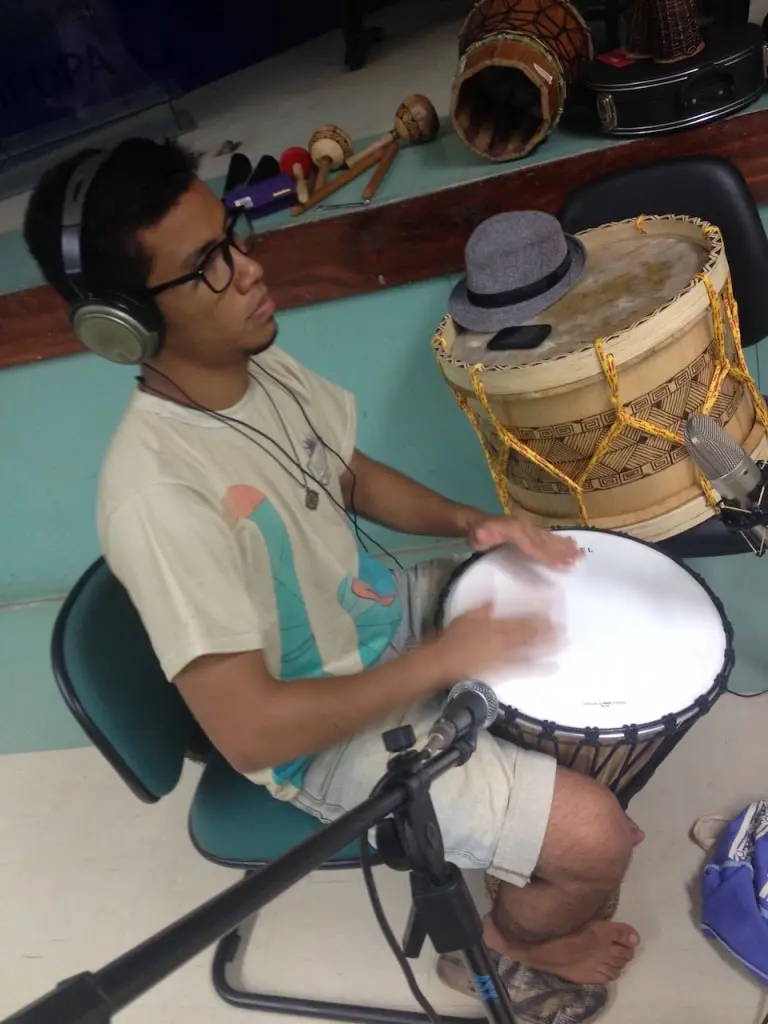 Eversón César gravando atabaque para o álbum Nheengatu (Canções na Língua Geral Amazônica), no auditório da Ufopa (unidade Tapajós), em 06/03/2016.