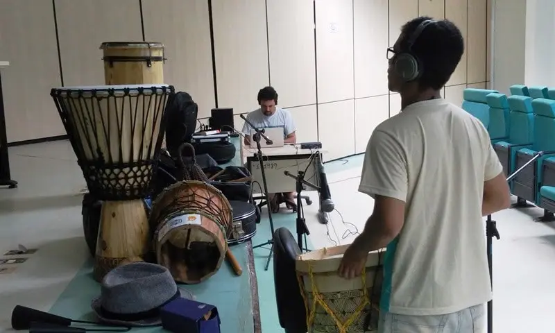 Eversón César gravando percussão para o álbum Nheengatu (Canções na Língua Geral Amazônica), no auditório da Ufopa.