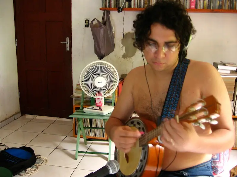 Allan Carvalho. Gravação de banjo pro disco Doristi. Ourém, 14/01/2006.