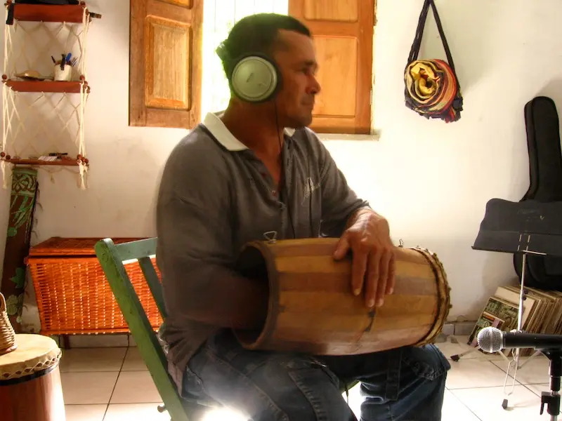Natalino "Caratinga" tocando uma onça. Gravação pro disco Doristi. Ourém, 27/01/2006.