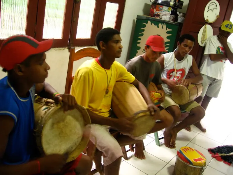 Membros do Pássaro Arajuba, de Ourém, Pará, tocando percussão. Gravação pro programa "Sala de reboco", da rádio Tembés FM. Ourém, 29/05/2006.