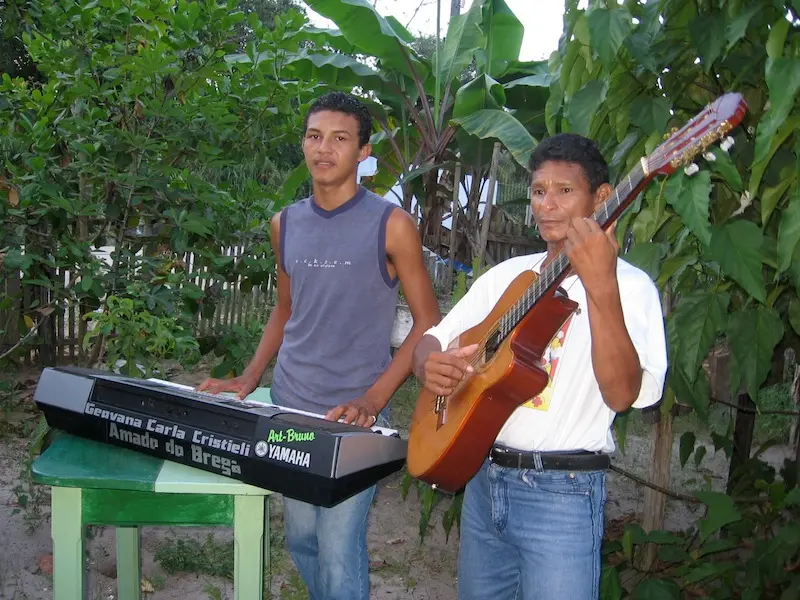 Frank dos teclados e Estefâneo, no violão. Músicos de Ourém, Pará.