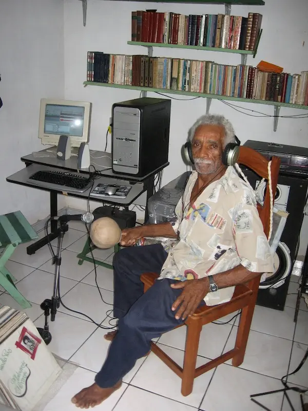 Mestre Cardoso com maracá. Gravação do disco "Galo de campina". Ourém, 09/08/2005.