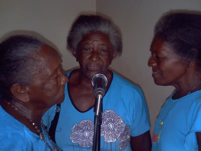 Dona Mocinha, D. Maria da Conceição e Dona Cota, da comunidade de Saracura, em Santarém, cantando ao microfone para o projeto Músicas do Folclore Santareno.