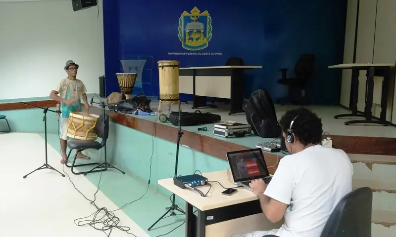 Gravação com o percussionista Éverson César, no auditório da Ufopa, para o disco “Nheengatu - Canções na Língua Geral Amazônica”.