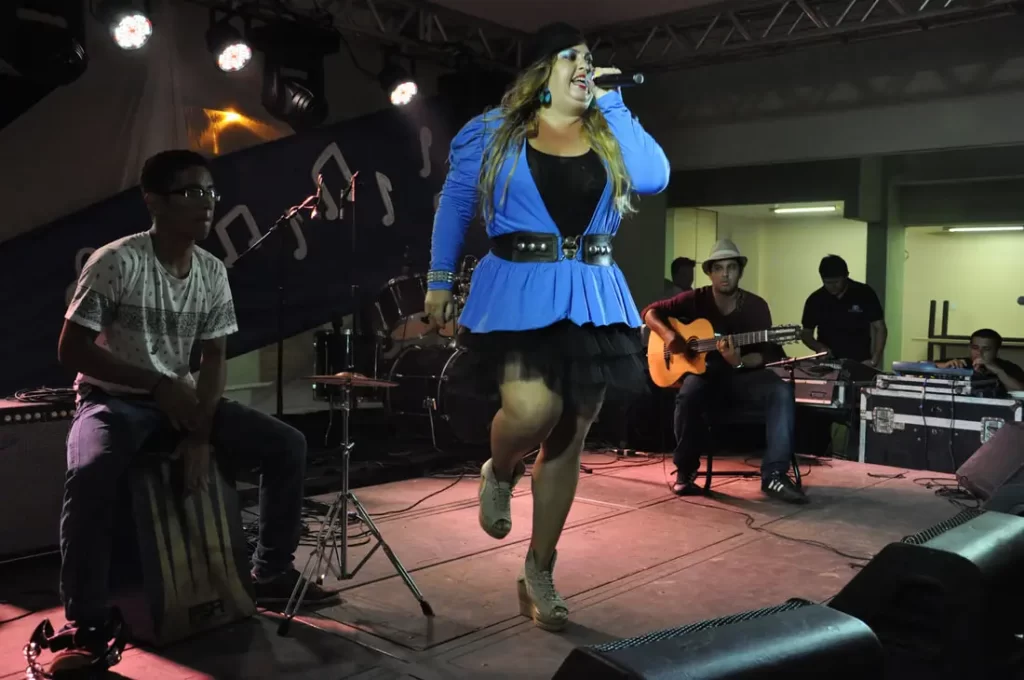 Clarice Senna. 1º lugar, cantando “Dançar juntos” no I Festival de Música da Ufopa. (Foto por Luiz Mota)
