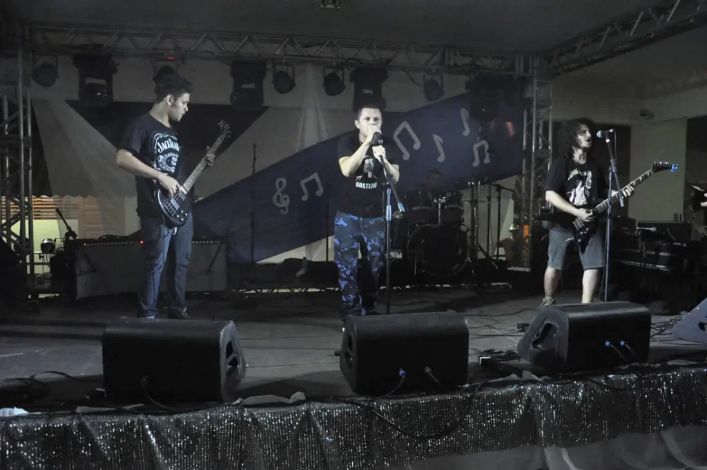 Iron Jaraky. 2º lugar, tocando “Sindicato clandestino” no I Festival de Música da Ufopa. (Foto por Luiz Mota)
