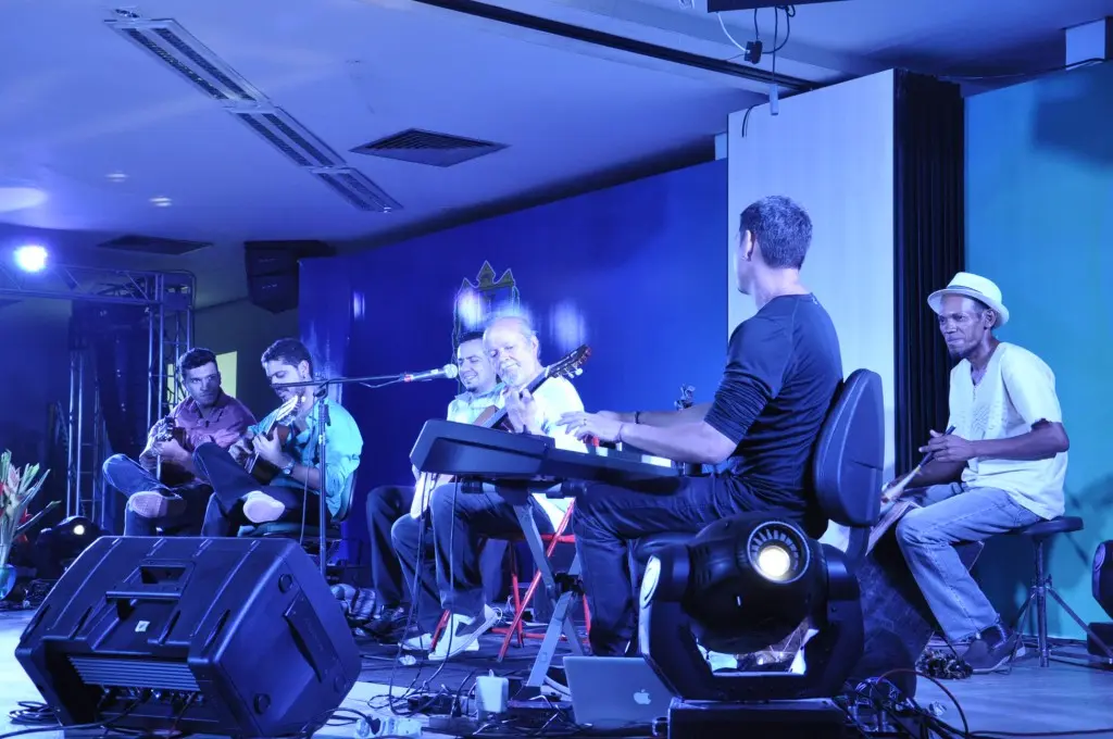 Duo George Costa e Henrique Neto e convidados no "Wirapu'ru - Encontro Internacional de Música na Amazônia", promovido pela Ufopa em 2015. Da esquerda para direita: George Costa, Henrique Neto, Flávio Lira, Sebastião Tapajós, Andreson Dourado e Elder Gama. Jam session no show de Flávio Lira, em 11/12/2015.