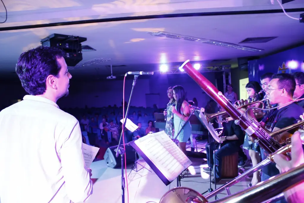 Flávio Lira com sua turma da Oficina de Prática de Conjunto, no "Wirapu'ru - Encontro Internacional de Música na Amazônia", promovido pela Ufopa em 2015.