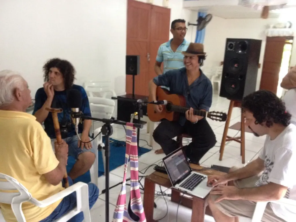 Cena da gravação do disco Oiá, de Laurimar Leal, no terreiro de Paulo Obejetu, em Santarém, PA.