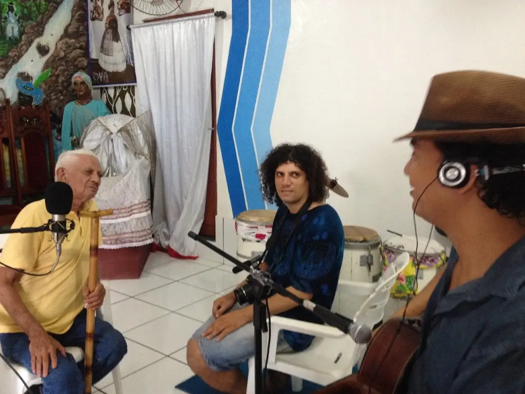 Cena da gravação do disco Oiá, de Laurimar Leal, no terreiro de Paulo Obejetu, em Santarém, PA.
