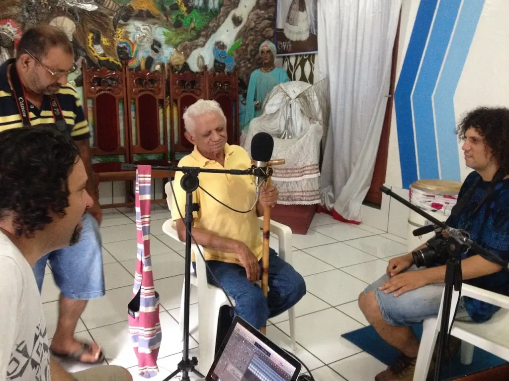 Cena da gravação do disco Oiá, de Laurimar Leal, no terreiro de Paulo Obejetu, em Santarém, PA.