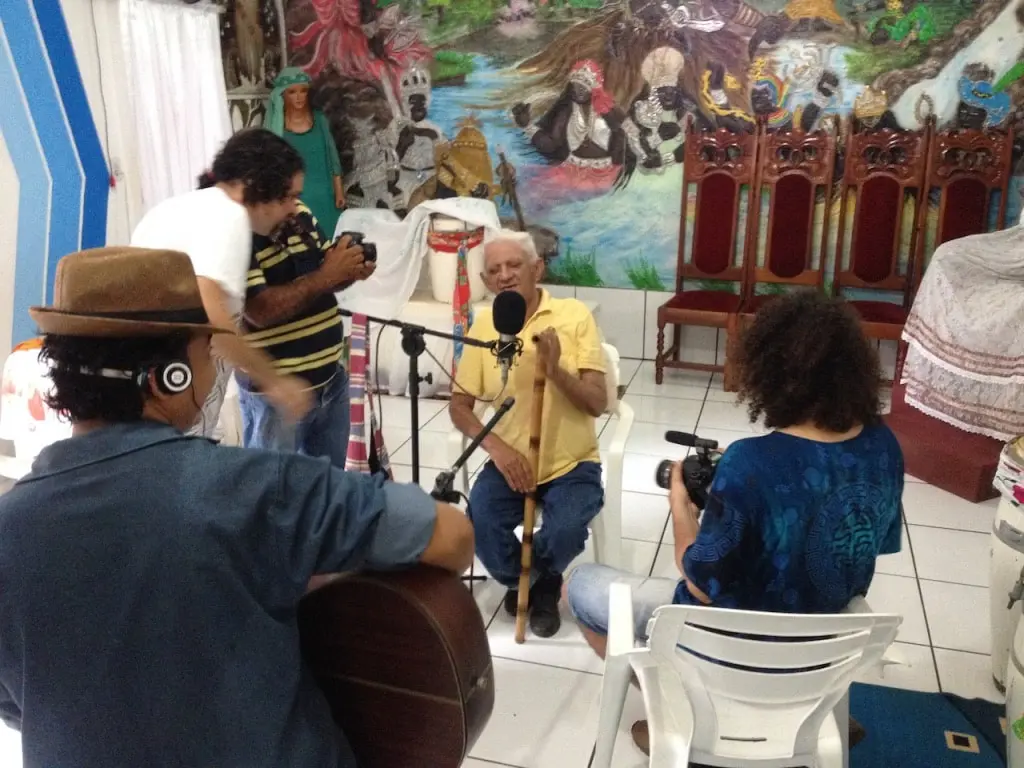 Cena da gravação do disco Oiá, de Laurimar Leal, no terreiro de Paulo Obejetu, em Santarém, PA.