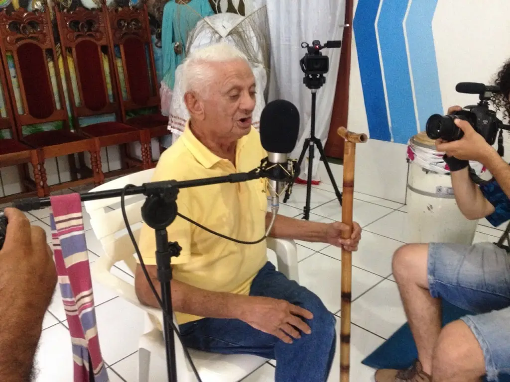 Cena da gravação do disco Oiá, de Laurimar Leal, no terreiro de Paulo Obejetu, em Santarém, PA.