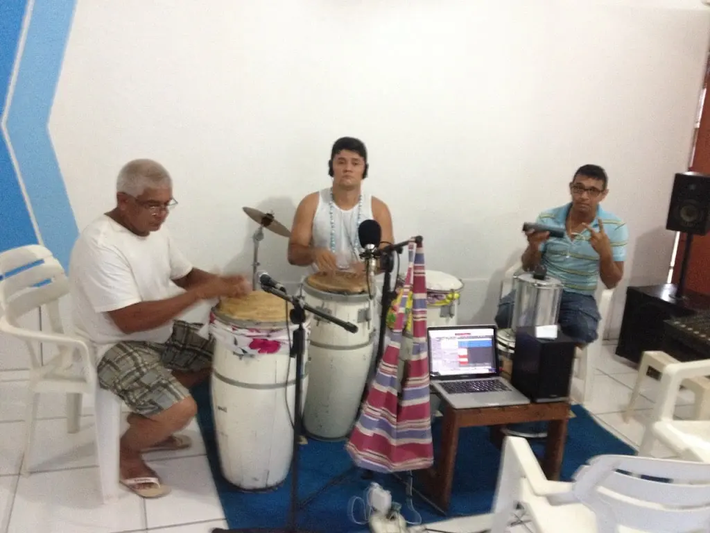 Zenildo, Paulo Obejetu e Lucas Sousa gravando percussão para o EP Oiá, de Laurimar Leal