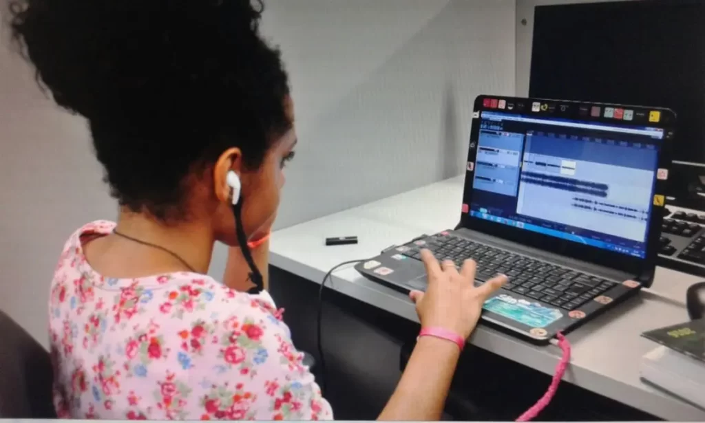 Aluno editando áudio para o projeto “Formação de Estudantes Universitários Indígenas e Quilombolas para Produção de Conteúdo Radiofônico”, da Ufopa