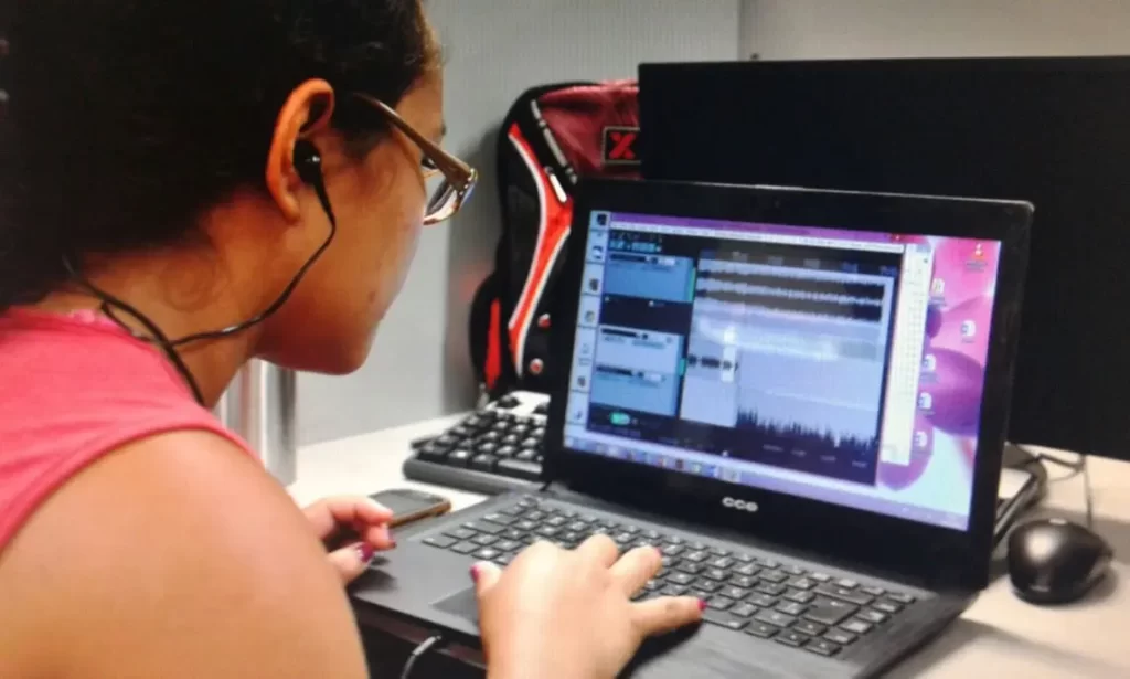 Aluno editando áudio para o projeto “Formação de Estudantes Universitários Indígenas e Quilombolas para Produção de Conteúdo Radiofônico”, da Ufopa