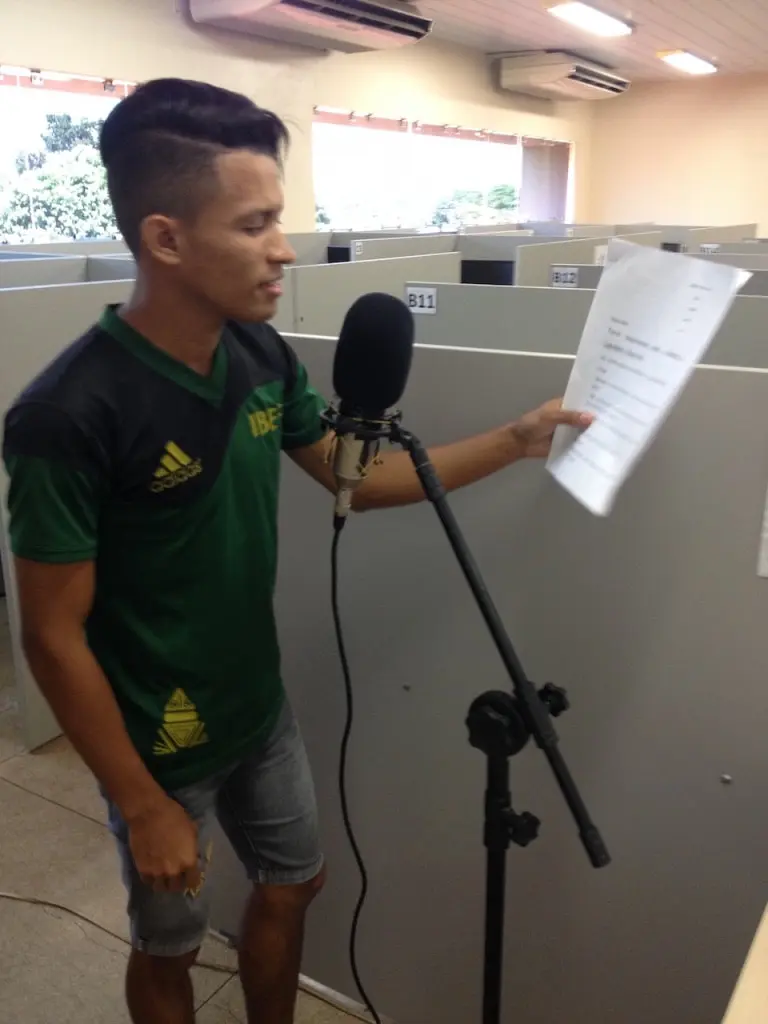 Aluno da Ufopa gravando voz para o projeto “Formação de Estudantes Universitários Indígenas e Quilombolas para Produção de Conteúdo Radiofônico”