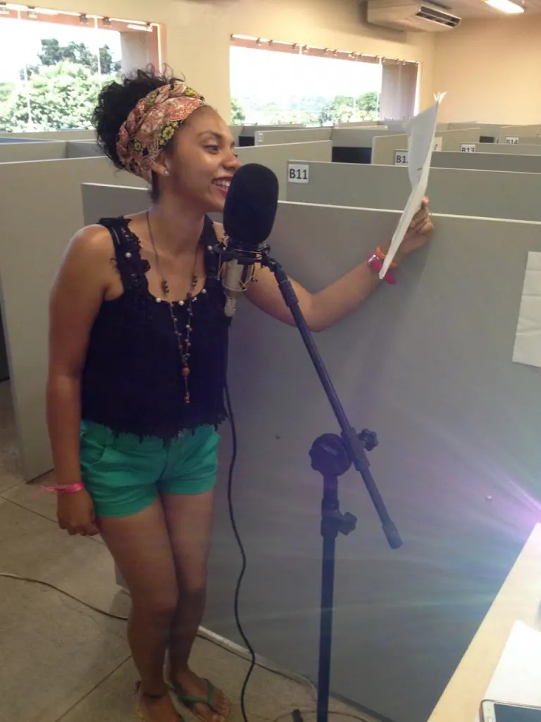 Aluna da Ufopa gravando voz para o projeto “Formação de Estudantes Universitários Indígenas e Quilombolas para Produção de Conteúdo Radiofônico”