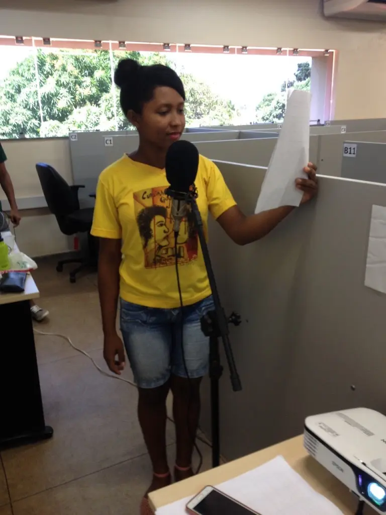 Aluna da Ufopa gravando voz para o projeto “Formação de Estudantes Universitários Indígenas e Quilombolas para Produção de Conteúdo Radiofônico”