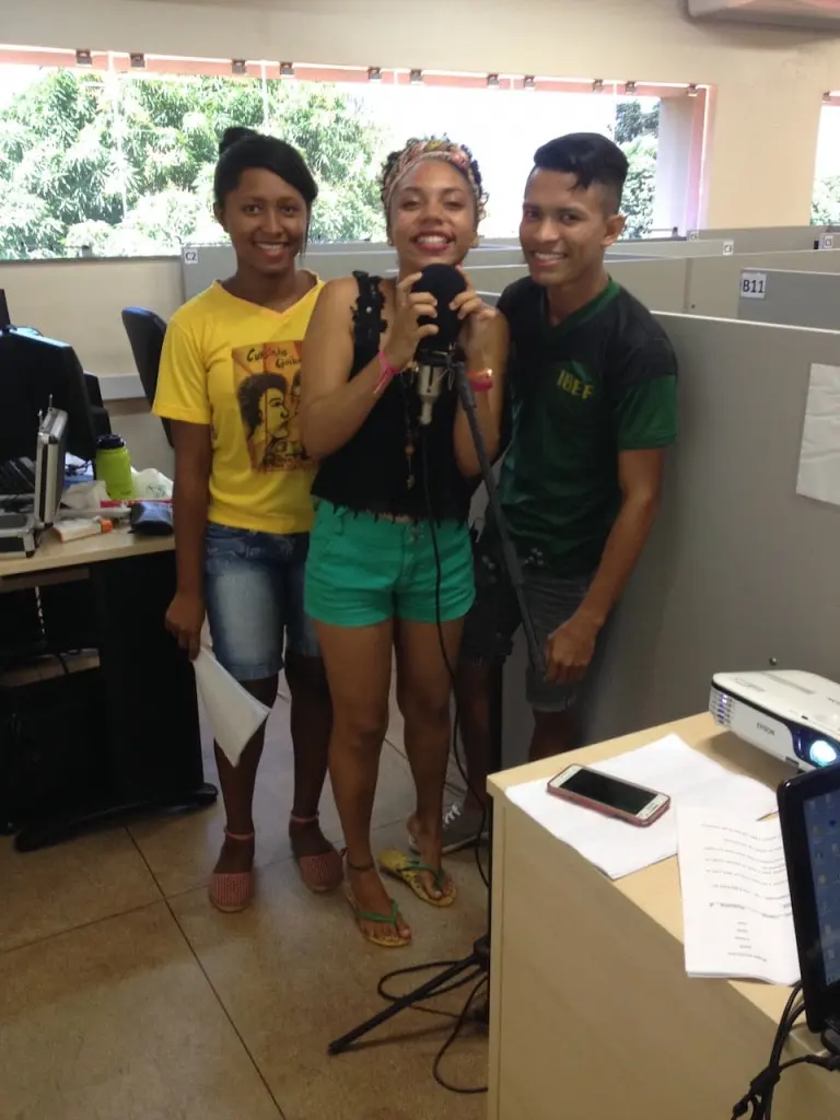 Alunos da Ufopa gravando voz para o projeto “Formação de Estudantes Universitários Indígenas e Quilombolas para Produção de Conteúdo Radiofônico”