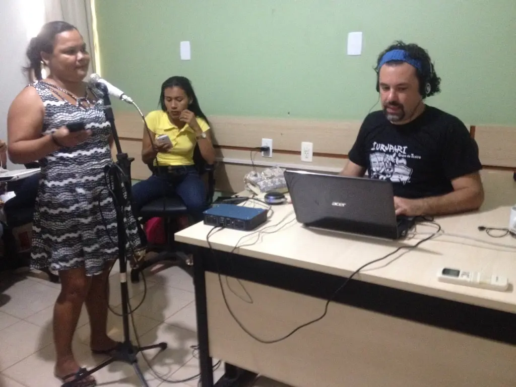 Sessão de gravação dentro do projeto “Formação de Estudantes Universitários Indígenas e Quilombolas para Produção de Conteúdo Radiofônico”, do Estúdio de Áudio e Vídeo da Ufopa