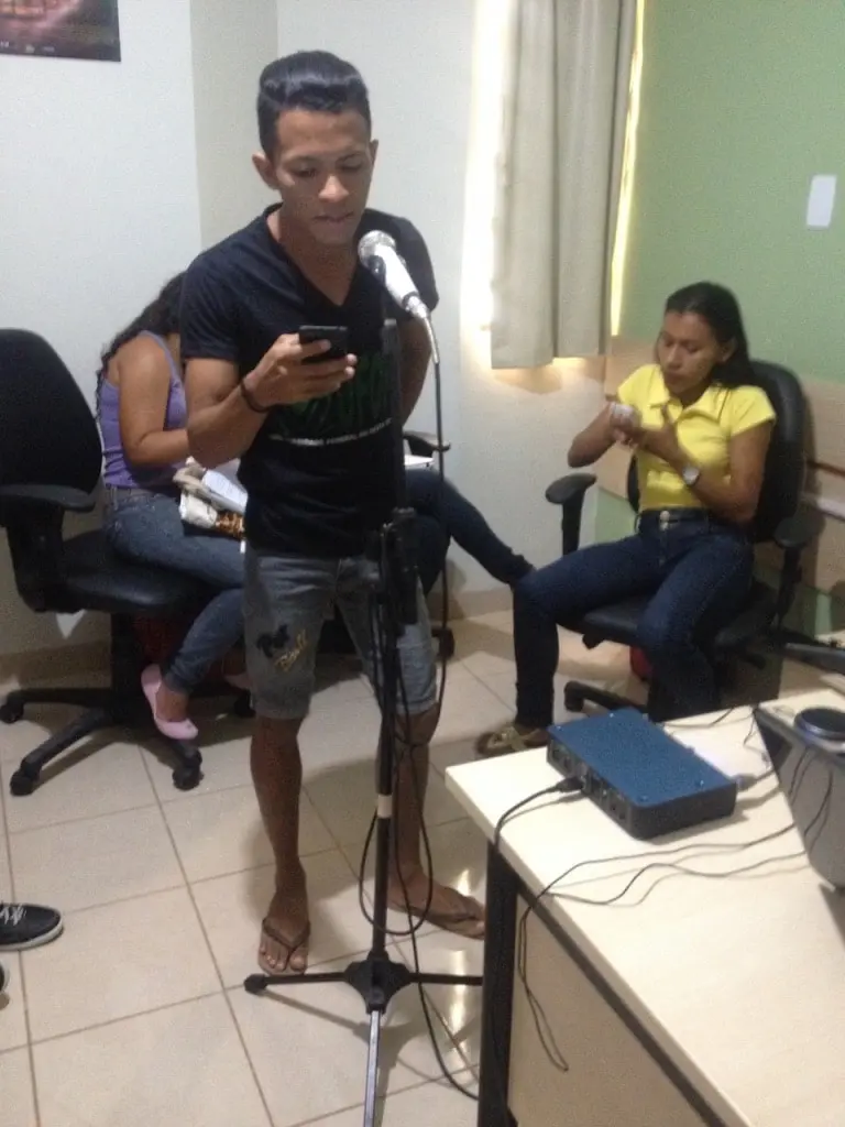 Sessão de gravação dentro do projeto “Formação de Estudantes Universitários Indígenas e Quilombolas para Produção de Conteúdo Radiofônico”, do Estúdio de Áudio e Vídeo da Ufopa