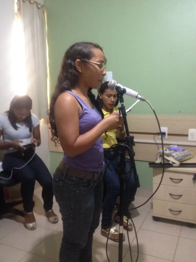 Sessão de gravação dentro do projeto “Formação de Estudantes Universitários Indígenas e Quilombolas para Produção de Conteúdo Radiofônico”, do Estúdio de Áudio e Vídeo da Ufopa