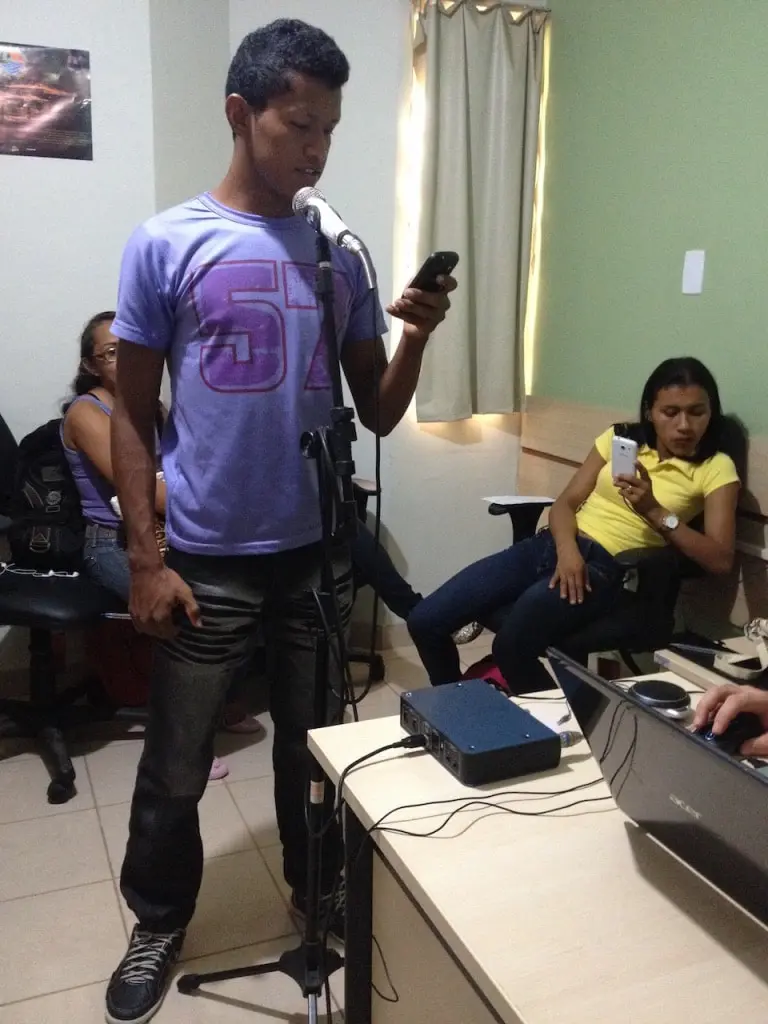 Aluno da Ufopa gravando voz para o projeto “Formação de Estudantes Universitários Indígenas e Quilombolas para Produção de Conteúdo Radiofônico”