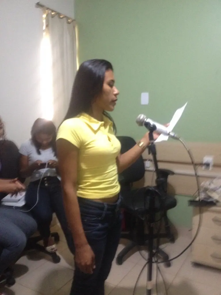 Aluna da Ufopa gravando voz para o projeto “Formação de Estudantes Universitários Indígenas e Quilombolas para Produção de Conteúdo Radiofônico”