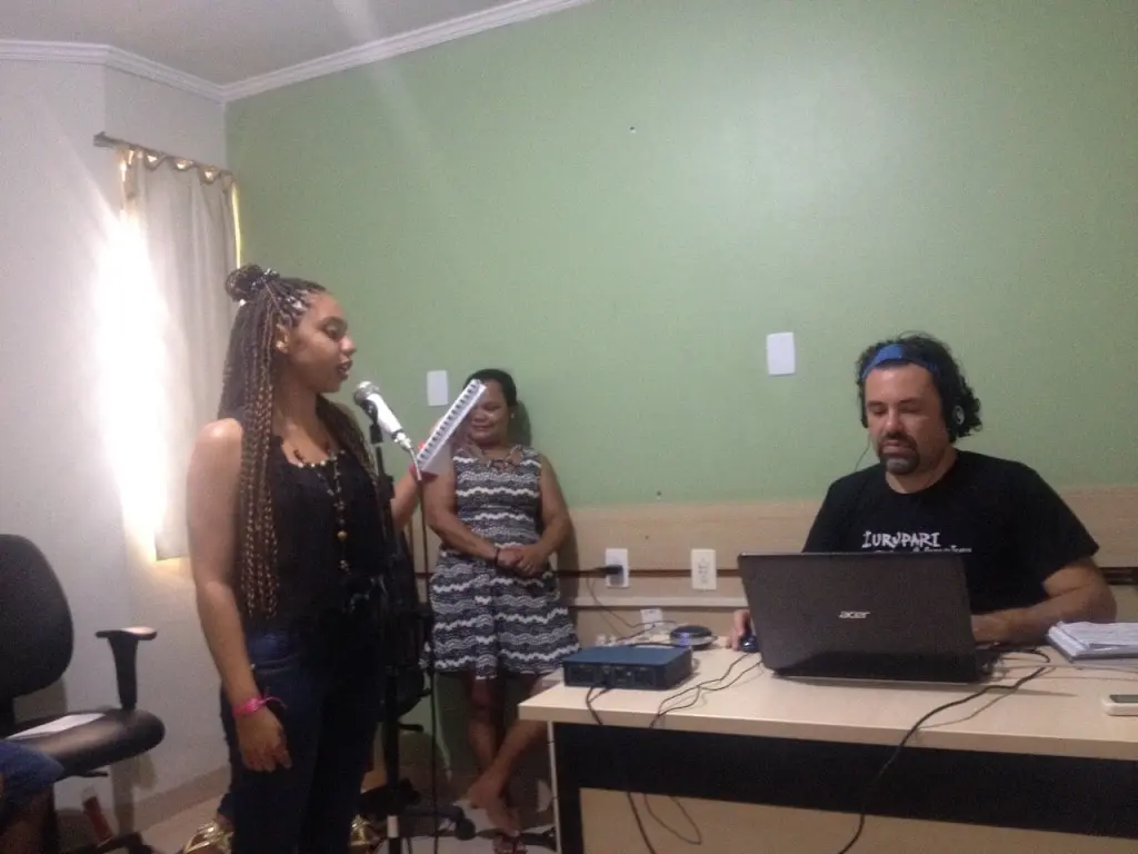 Aluna da Ufopa gravando voz para o projeto “Formação de Estudantes Universitários Indígenas e Quilombolas para Produção de Conteúdo Radiofônico”