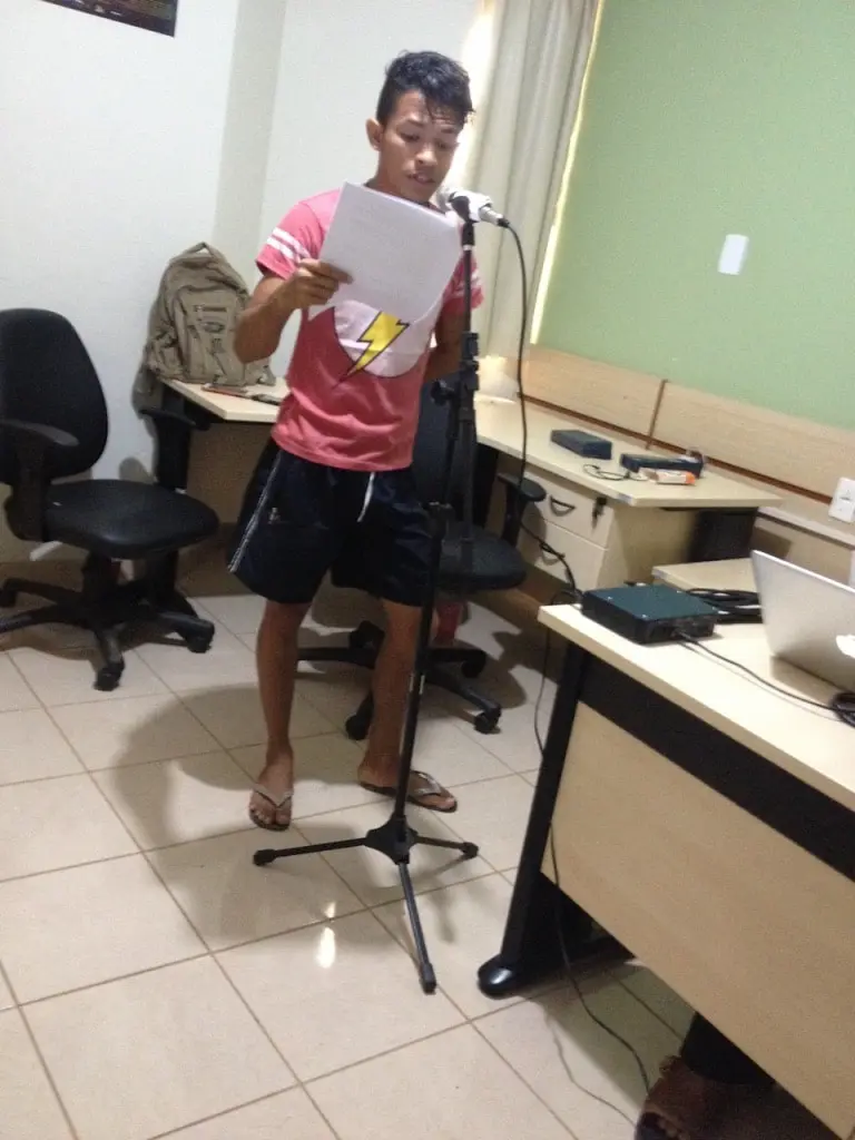 Aluno da Ufopa gravando voz para o projeto “Formação de Estudantes Universitários Indígenas e Quilombolas para Produção de Conteúdo Radiofônico”