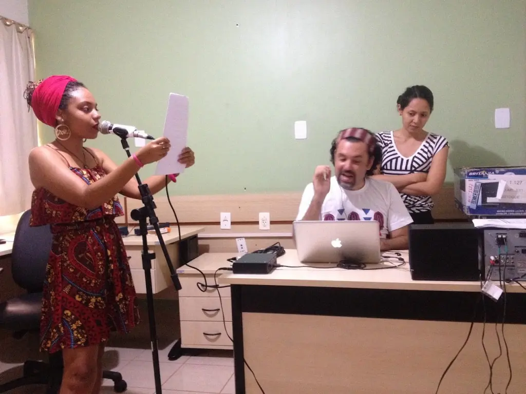Sessão de gravação dentro do projeto “Formação de Estudantes Universitários Indígenas e Quilombolas para Produção de Conteúdo Radiofônico”, do Estúdio de Áudio e Vídeo da Ufopa
