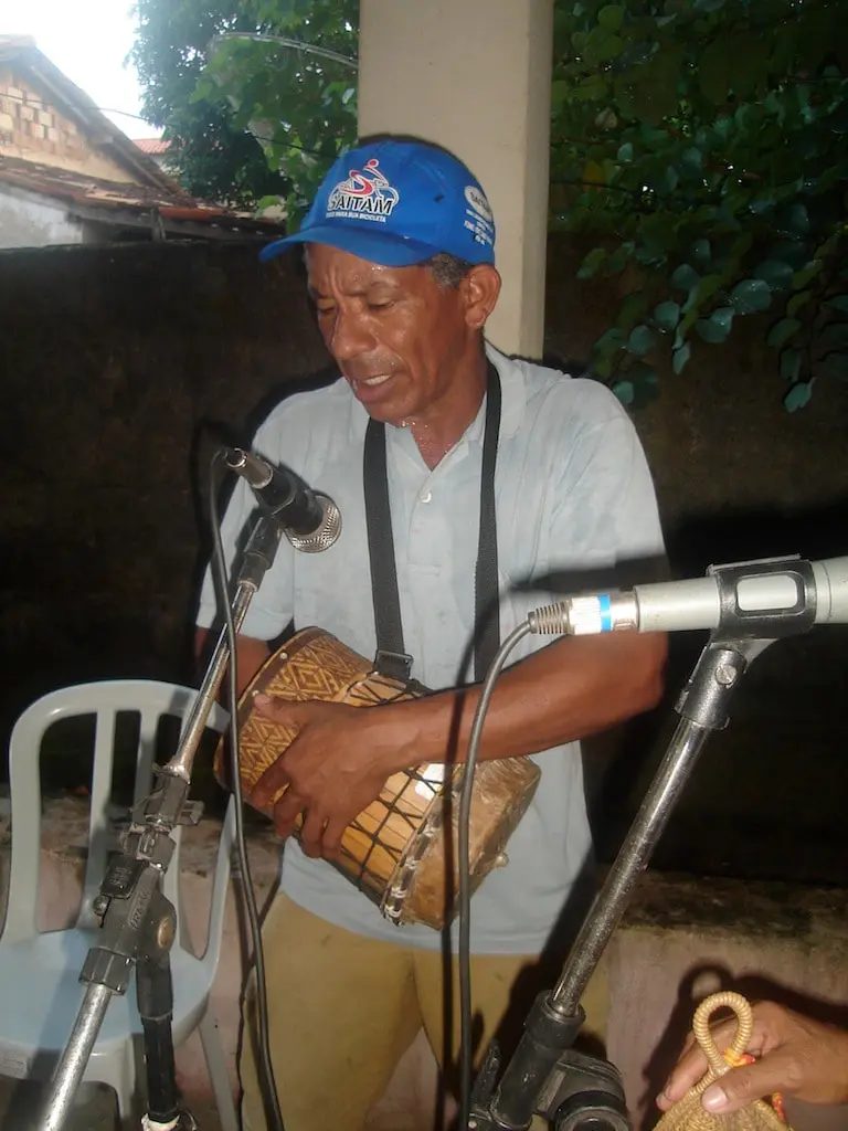 Tan-tan, do boi-bumbá pai-do-campo, de Ourém, tocando onça