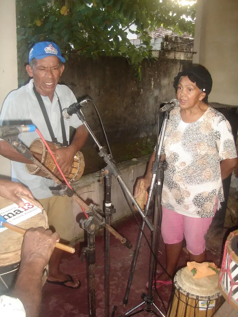 Mestre Faustino, Dona Paulina e Tan tan, do boi pai-do-campo, de Ourém, cantando e tocando