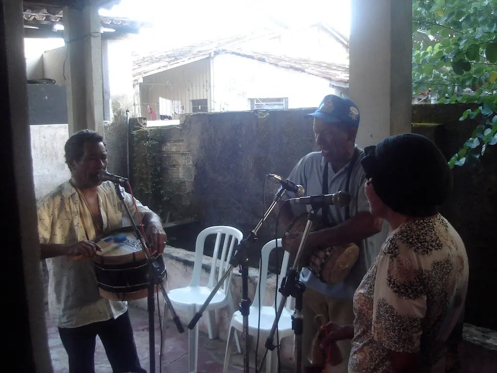 Mestre Faustino, Dona Paulina e Tan tan, do boi pai-do-campo, de Ourém, cantando e tocando