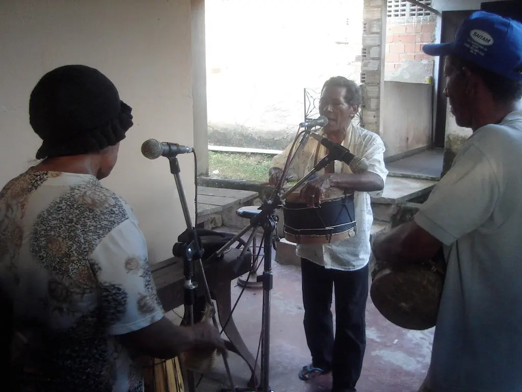 Mestre Faustino, Dona Paulina e Tan tan, do boi pai-do-campo, de Ourém, cantando e tocando