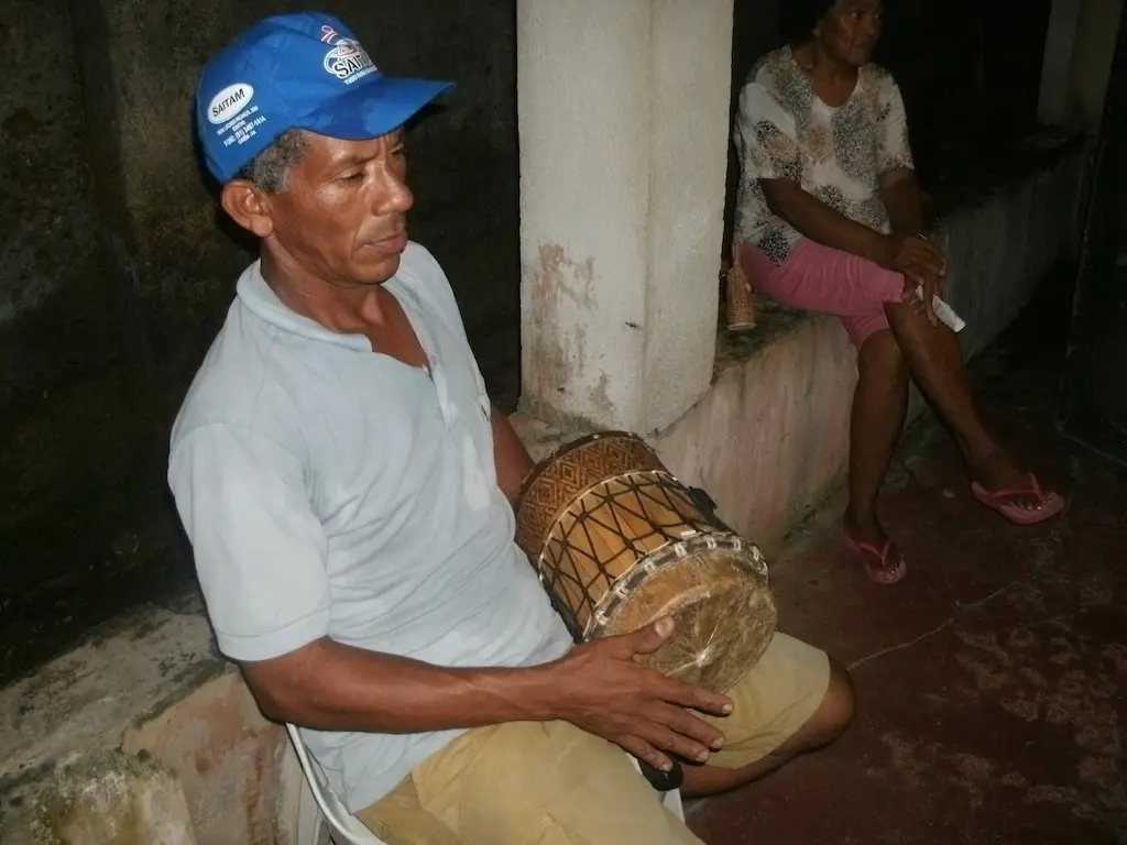 Tan-tan, do boi-bumbá pai-do-campo, de Ourém, tocando onça