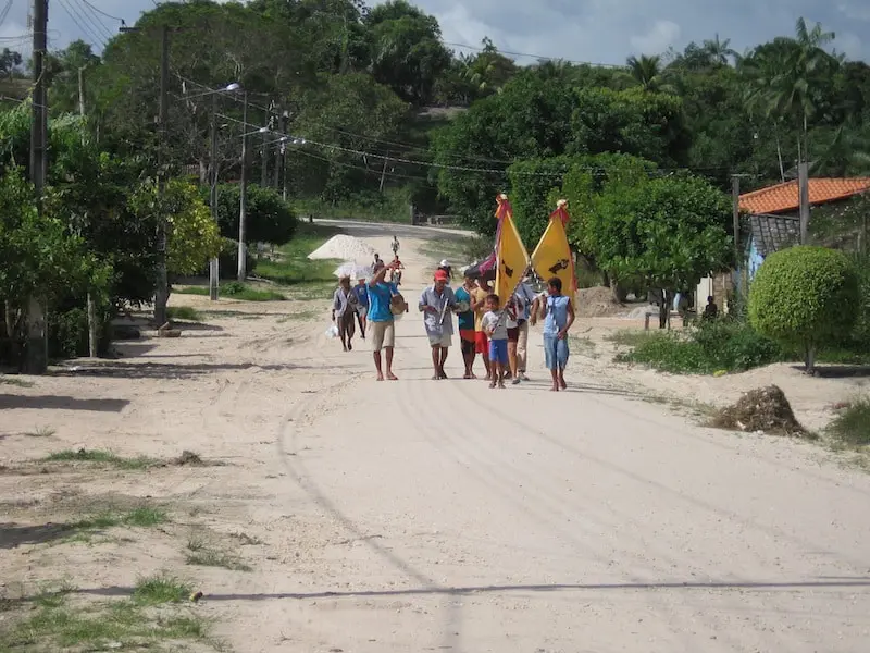 Comissão dos Campos da Marujada de Bragança, com bandeiras, nas ruas de Ourém.