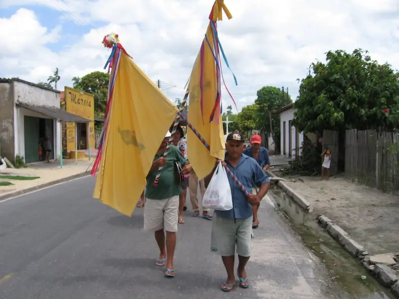 Comissão dos Campos da Marujada de Bragança, com bandeiras, nas ruas de Ourém.